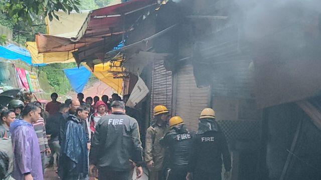 नैनीताल में तड़के आग से मोमो की प्रसिद्ध दुकान खाक, बमुश्किल बची कर्मचारियों की जान