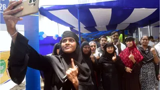बांकीपुर विधानसभा उपचुनाव में मतदान करने के बाद सेल्फी लेती महिलाएं।जागरण