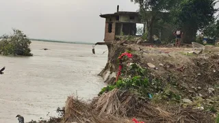 एक रात में नौ लोगों के आशियाने नदी में समाए।