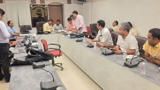 छावनी परिषद कार्यालय में पूछताछ करती सीबीआइ की एंटी करप्शन टीम
