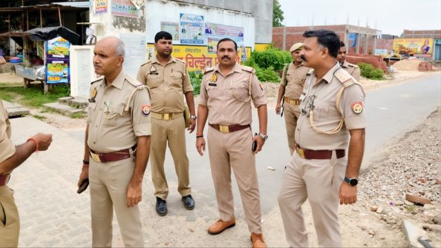 देवरिया में पथराव मामले को लेकर बड़ी कार्रवाई, दारोगा-लेखपाल और सचिव समेत पांच सस्पेंड