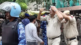 घायल पुलिसकर्मियों के स्वजन ने हिंसा की दास्तां सुनाई।