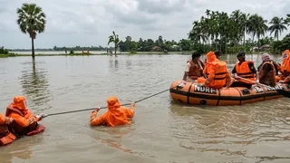 महाराष्ट्र में बाढ़ में बह गई कार, पेड़ से चिपककर बच गया पति; पत्नी और दो बेटियों की मौत