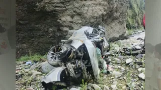 हिमाचल के कुल्लू में दर्दनाक हादसा, चलती कार पर गिरी चट्टानें (जागरण फोटो)