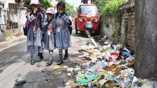 नगर निगम कर्मियों की हड़ताल की वजह से लगा कूड़े का अंबार। फोटो: जागरण