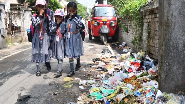 मुजफ्फरपुर में निगमकर्मियों की हड़ताल से दूसरे दिन भी सफाई ठप, शहर में कचरे का अंबार