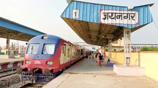 सुरक्षा कारणों से ट्रेन जयनगर में खड़ी की गई है। फोटो: जागरण