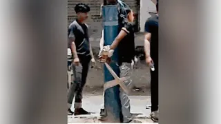 युवक को बिजली के खंभे से बांधकर पीटा।