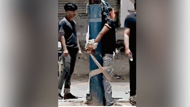 चित्रकूट में युवक को दी तालिबानी सजा, मोबाइल चोरी के शक में बिजली के खंभे से बांधकर पीटा