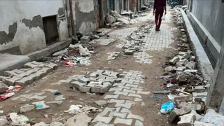 उबड़ खाबड़ सड़कें।