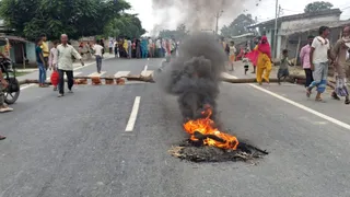 सड़क पर शव रखकर किया प्रदर्शन