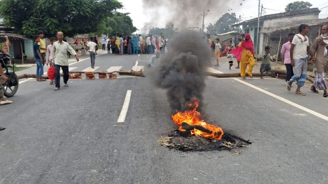 सीतामढ़ी में बारात जाने के लिए खड़े लोगों को पिकअप ने रौंदा, एक छात्र की मौत; सड़क पर शव रखकर किया प्रदर्शन