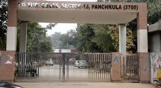 पहली शिफ्ट में 9वीं से 12वीं और दूसरी शिफ्ट में 6वीं से 8वीं तक की छात्राओं की कक्षाएं लगेंगी।