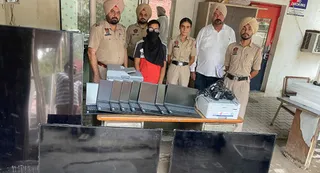 पुलिस गिरफ्त में आरोपित और उससे बरामद सामान।
