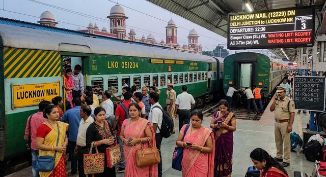 रक्षाबंधन पर ट्रेनों में लंबी वेटिंग, लखनऊ मेल में 'रिग्रेट', यात्रियों की राहत के लिए रेलवे लगाएगा अतिरिक्त बोगियां