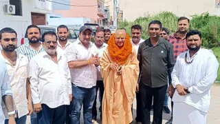 गजरौला में स्वामी यतीन्द्रानन्द गिरि महाराज का स्वागत करते श्रद्धालु। जागरण