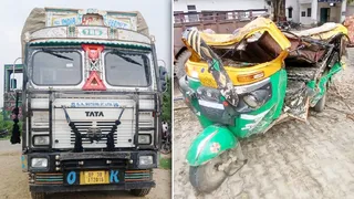 इसी ट्रक की टक्कर से आटो सवार लोगों की गई जान और हादसे में क्षतिग्रस्त आटो। जागरण