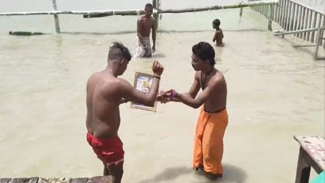 Friendship Day: मरने के बाद भी नहीं भूले दोस्ती! तस्वीर को गंगा स्नान करा पूरी की कांवड़ यात्रा 
