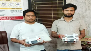 प्रयागराज साइबर क्राइम थाना पुलिस की गिरफ्त में फर्जी आधार कार्ड गैंग सदस्य समेत मास्टरमाइंड। सौ. पुलिस