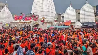 बाबा बैद्यनाथ मंदिर देवघर में भक्तों की भीड़। (फोटो साैजन्य)