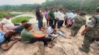 युवक की डूबने की सूचना के बाद भटिंडा फाल के किनारे पुलिस और स्वजन। (फोटो जागरण)
