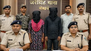 गिरफ्तार प्रेमी-प्रेमिका के साथ जरीडीह थाना की पुलिस। (एआइ फोटो)