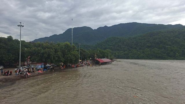 ऋषिकेश में चेतावनी निशान के पार गंगा, त्रिवेणी घाट के दो प्लेटफॉर्म डूबे; प्रशासन अलर्ट पर
