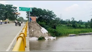 गंगानगर के पुल की सड़क की एप्रोच पर लगाए गए प्लास्टिक के बोरे। जागरण