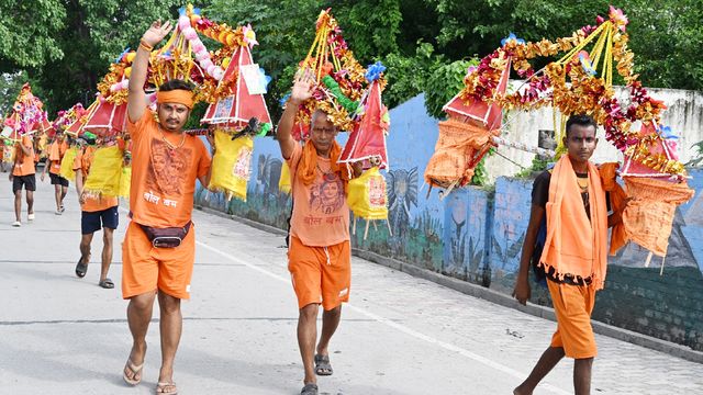 नाथ नगरी में शिवभक्ति का सैलाब: कछला रवाना हुए कांवड़ियों के 5 जत्थे, सोमवार को गूंजेगा 'बम-बम भोले'
