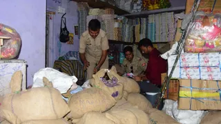 हाथरस में स्टेशनरी कारोबारी के गोदाम से बरामद सिक्कों से भरे बोरे।