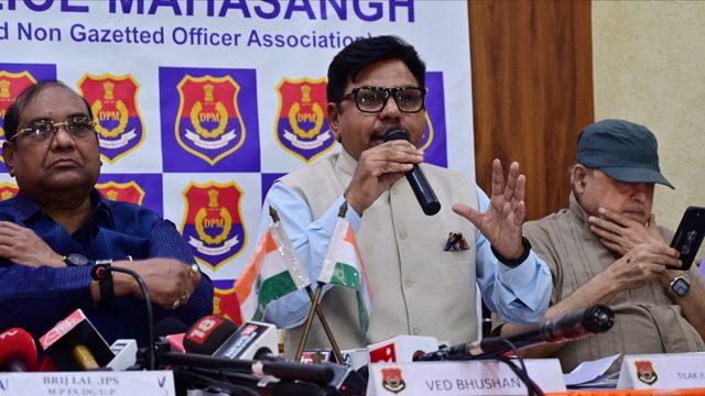 'क्या पुलिस मार खाती रहे?' गृह मंत्री पर लगे आरोपों और पैलेट गन के दावों पर पूर्व ACP का करारा जवाब
