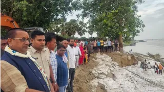 खरीक में तटबंध का निरीक्षण करते मंत्री। (जागरण)