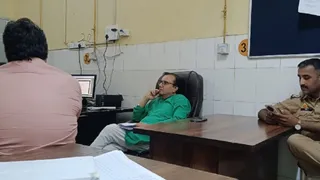 जिला संयुक्त चिकित्सालय में आरोपी डॉक्टर का मेडिकल कराते सीएमएस।