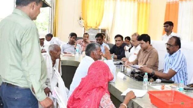 संपूर्ण समाधान दिवस में उमस से किसान हुए परेशान, फिरोजाबाद में डीएम ने लगवाए पंखे; बुजुर्गों की पहले की सुनवाई
