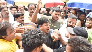शास्त्री मार्केट में शनिवार दोपहर टॉयलेट को लेकर व्यापारियों के बीच होती हाथापाई।