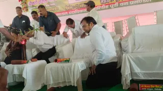 वन महोत्सव के दाैरान मंच टूटने के कारण गिरने के बाद संभलते झारखंड के नगर विकास मंत्री सुदिव्य कुमार सोनू और अन्य। (फोटोः गुड्डन मुजतबा)