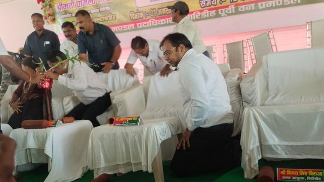 गिरिडीह में वन महोत्सव में भरभराकर टूटा मंच, मंत्री समेत सभी नीचे गिरे, फिर कुर्सियां लगाकर आगे बढ़ा कार्यक्रम