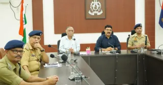 अस्त्रम प्रोजेक्ट को लेकर विशेषज्ञों से जानकारी लेते पुलिस आयुक्त रघुबीर लाल(मध्य) व अन्य अधिकारी। पुलिस