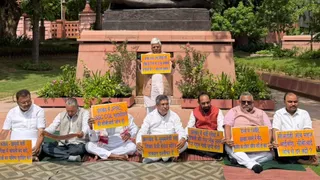 संसद परिसर में दिया धरना। (सोशल मीडिया)