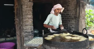 घी में सूतफेनी निकालते कारीगर। जागरण