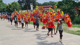 पुरकाजी से गुजरता राजस्थान के कावड़ियों का जत्था। जागरण