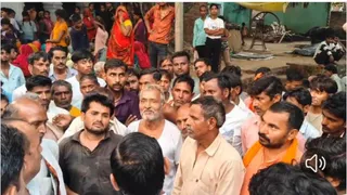 सहावर में प्रभावित परिवार के घर जुटे लोग।