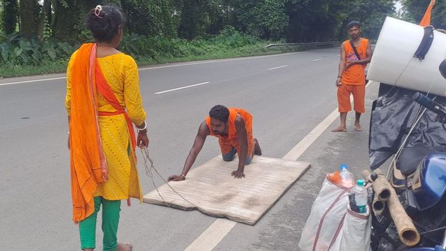 350 KM की कठिन दंडवत यात्रा: बीमार बच्चा स्वस्थ हुआ तो संकल्प निभाने निकले पति-पत्नी, हर कोई कह रहा हर-हर महादेव