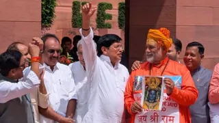 राम मंदिर चंदे में धांधली का आरोप: हाथ में दानपेटी और पंडित का वेश धर संसद पहुंचे पप्पू यादव, न्यायिक जांच की मांग