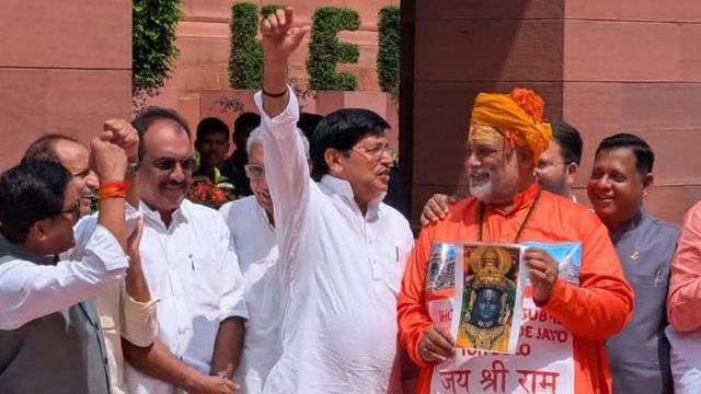 हाथ में दानपेटी व पंडित का वेश: अनोखे अंदाज में द‍िल्‍ली संसद पहुंचे MP पप्पू यादव, नेताओं ने कहा- अब ऑडिट हो जाएगा
