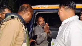 मुजफ्फरनगर में पुलिस के हाथ जोड़कर अपराध से तौबा करता बदमाश राजकुमार बावरिया। वीडियो ग्रैब