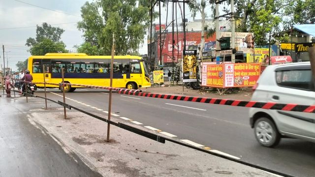 सुरक्षा या खतरा? मेरठ में कांवड़ मार्ग पर NHAI के लोहे के पाइपों ने बढ़ाई लोगों चिंता, बरसात में सता रहा करंट का डर