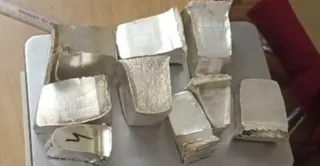 फीलखाना थाना से चंद कदम दूर स्थित गीता मंदिर के चबूतरे पर मिले बैग से चांदी की निकली नौ सिल्लियां। पुलिस