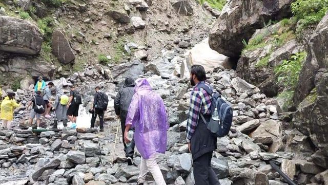 एक दिन बाद खोल दी गई फूलों की घाटी, पर्यटक रवाना; शुक्रवार को बह गया था पुल
