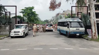 विधायक डॉ. अजय गुप्ता के घर के बाहर तैनात पुलिस।
